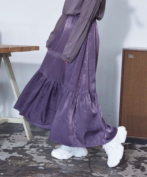 WEGO(ウィゴー)の「WEGO/サテンティアードフレアスカート(スカート・レディース・ブラック/パープル・FREE)」の1枚目の写真