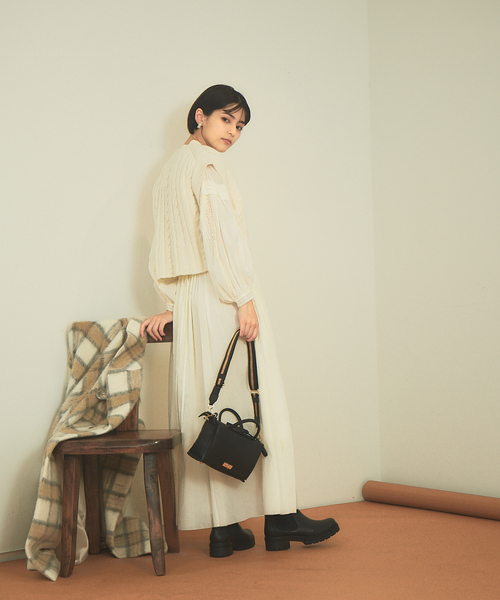 Rouge vif(ルージュヴィフ)の「ケーブルニットベスト(ベスト・レディース・ホワイト/ブラック・フリー)」の3枚目の写真