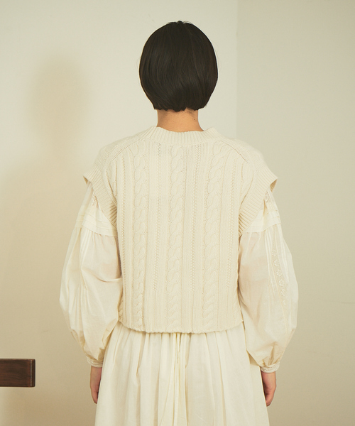 Rouge vif(ルージュヴィフ)の「ケーブルニットベスト(ベスト・レディース・ホワイト/ブラック・フリー)」の6枚目の写真