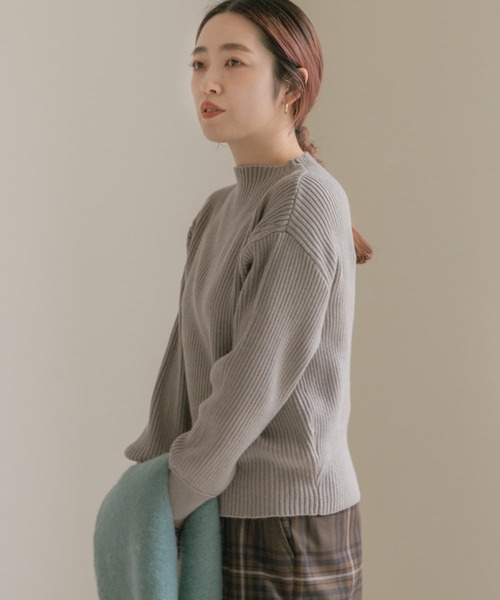 ITEMS URBANRESEARCH（アイテムズ アーバンリサーチ）の「ハイネックリブプルオーバー（ニット/セーター・レディース・ブラック/ミント/パープル/ブルー/オフホワイト/ブラウン/イエロー/ベージュ/グレー・FREE）」の22枚目の写真