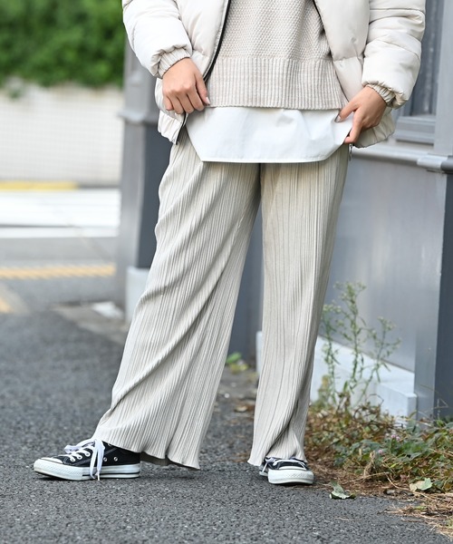 NAVY(ネイビー)の「カットフェイクスエード ストレートプリーツパンツ(その他パンツ・レディース・ベージュ/ブラウン/ブルー・M/L)」の3枚目の写真