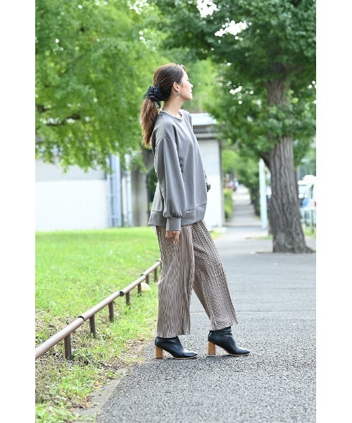 NAVY(ネイビー)の「カットフェイクスエード ストレートプリーツパンツ(その他パンツ・レディース・ベージュ/ブラウン/ブルー・M/L)」の7枚目の写真