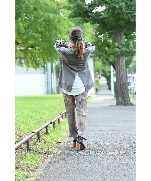 NAVY(ネイビー)の「カットフェイクスエード ストレートプリーツパンツ(その他パンツ・レディース・ベージュ/ブラウン/ブルー・M/L)」の8枚目の写真