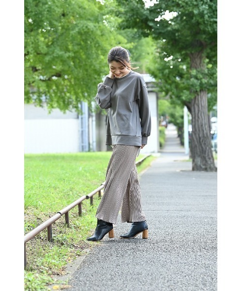 NAVY(ネイビー)の「カットフェイクスエード ストレートプリーツパンツ(その他パンツ・レディース・ベージュ/ブラウン/ブルー・M/L)」の9枚目の写真