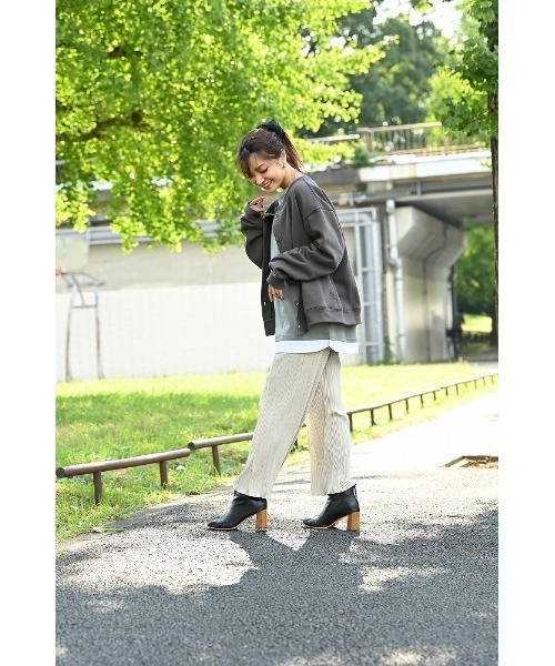 NAVY(ネイビー)の「カットフェイクスエード ストレートプリーツパンツ(その他パンツ・レディース・ベージュ/ブラウン/ブルー・M/L)」の13枚目の写真