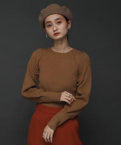 SENSE OF PLACE by URBAN RESEARCH(センスオブプレイスバイアーバンリサーチ)の「シャーリングスリーブセーター(ニット/セーター・レディース・ブラック/ベージュ/ブラウン/ブルー・ONE)」の3枚目の写真