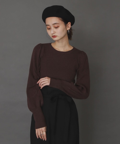 SENSE OF PLACE by URBAN RESEARCH(センスオブプレイスバイアーバンリサーチ)の「シャーリングスリーブセーター(ニット/セーター・レディース・ブラック/ベージュ/ブラウン/ブルー・ONE)」の1枚目の写真