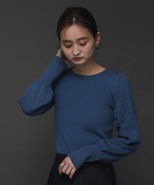 SENSE OF PLACE by URBAN RESEARCH(センスオブプレイスバイアーバンリサーチ)の「シャーリングスリーブセーター(ニット/セーター・レディース・ブラック/ベージュ/ブラウン/ブルー・ONE)」の4枚目の写真