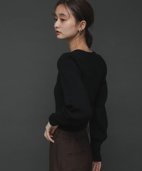 SENSE OF PLACE by URBAN RESEARCH(センスオブプレイスバイアーバンリサーチ)の「シャーリングスリーブセーター(ニット/セーター・レディース・ブラック/ベージュ/ブラウン/ブルー・ONE)」の9枚目の写真