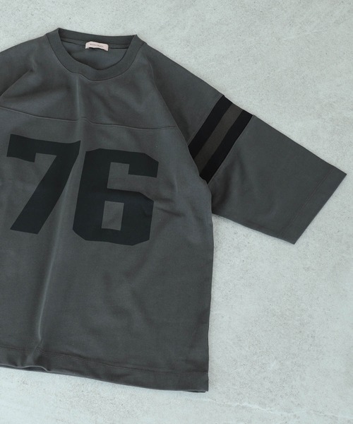 BEAMS LIGHTS（ビームスライツ）の「BEAMS LIGHTS / フットボール プリント Tシャツ（Tシャツ/カットソー・メンズ・チャコールグレー/ホワイト・LARGE/SMALL/MEDIUM）」の2枚目の写真