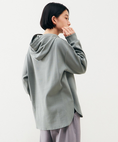 MELROSE claire（メルローズ クレール）の「【ニットのようなリブ見えのデイリーに使えてカジュアル過ぎないフーディ―カットソープルオーバー】（パーカー・レディース・セージグリーン/チャコールグレー/ライトベージュ・FREE）」の16枚目の写真