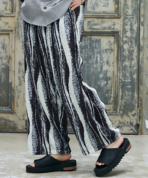 CASPER JOHN（キャスパージョン）の「Graphic pleats slacks/グラフィックプリーツスラックス（スラックス・メンズ・ホワイト×ブラック/ベージュ・SMALL/MEDIUM/LARGE）」の3枚目の写真