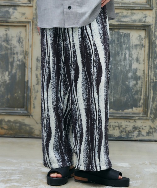 CASPER JOHN（キャスパージョン）の「Graphic pleats slacks/グラフィックプリーツスラックス（スラックス・メンズ・ホワイト×ブラック/ベージュ・SMALL/MEDIUM/LARGE）」の4枚目の写真