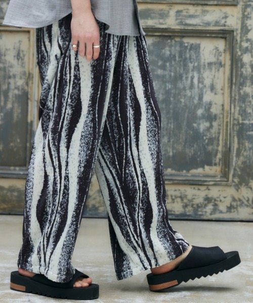 CASPER JOHN（キャスパージョン）の「Graphic pleats slacks