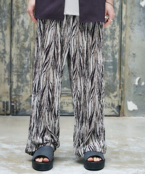 CASPER JOHN（キャスパージョン）の「Graphic pleats slacks