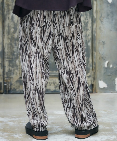 CASPER JOHN（キャスパージョン）の「Graphic pleats slacks/グラフィックプリーツスラックス（スラックス・メンズ・ホワイト×ブラック/ベージュ・SMALL/MEDIUM/LARGE）」の11枚目の写真