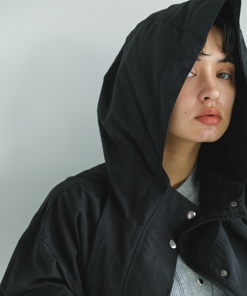 koe（コエ）の「ナイロンフードコート＊（ブルゾン・レディース・ブラック/ライトベージュ・M）」の2枚目の写真