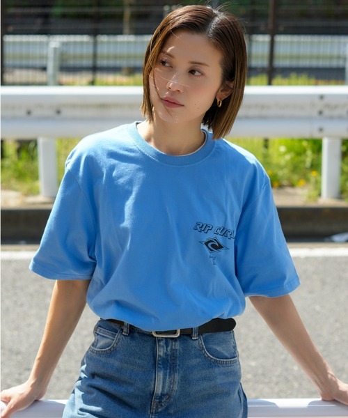 rip curl(リップカール)の「【RIPCURL(リップカール)】FADE OUT ICON/アイコンロゴバックプリント半袖ワンポイントTシャツ(Tシャツ/カットソー・メンズ・ブラック/ナチュラル/ピンク系その他2/ブルー系その他/プラム/ブラック×ピンク/セージグリーン/グリーン系その他・SMALL/MEDIUM/LARGE/X-LARGE/X-SMALL)」の1枚目の写真