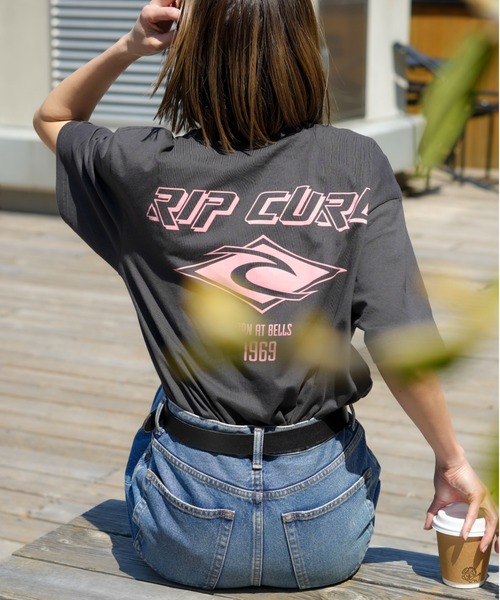 rip curl(リップカール)の「【RIPCURL(リップカール)】FADE OUT ICON/アイコンロゴバックプリント半袖ワンポイントTシャツ(Tシャツ/カットソー・メンズ・ブラック/ナチュラル/ピンク系その他2/ブルー系その他/プラム/ブラック×ピンク/セージグリーン/グリーン系その他・SMALL/MEDIUM/LARGE/X-LARGE/X-SMALL)」の3枚目の写真