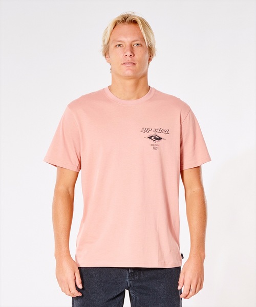 rip curl(リップカール)の「【RIPCURL(リップカール)】FADE OUT ICON/アイコンロゴバックプリント半袖ワンポイントTシャツ(Tシャツ/カットソー・メンズ・ブラック/ナチュラル/ピンク系その他2/ブルー系その他/プラム/ブラック×ピンク/セージグリーン/グリーン系その他・SMALL/MEDIUM/LARGE/X-LARGE/X-SMALL)」の8枚目の写真