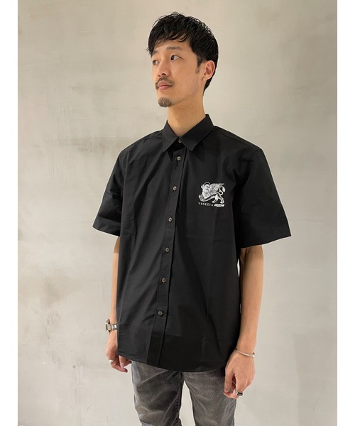 DIESEL（ディーゼル）の「メンズ シャツ 半そで プリント（シャツ/ブラウス・メンズ・ホワイト/ブラック・SMALL/MEDIUM/X-LARGE/X-SMALL/XX-LARGE/LARGE）」の2枚目の写真