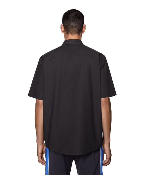 DIESEL（ディーゼル）の「メンズ シャツ 半そで プリント（シャツ/ブラウス・メンズ・ホワイト/ブラック・SMALL/MEDIUM/X-LARGE/X-SMALL/XX-LARGE/LARGE）」の3枚目の写真