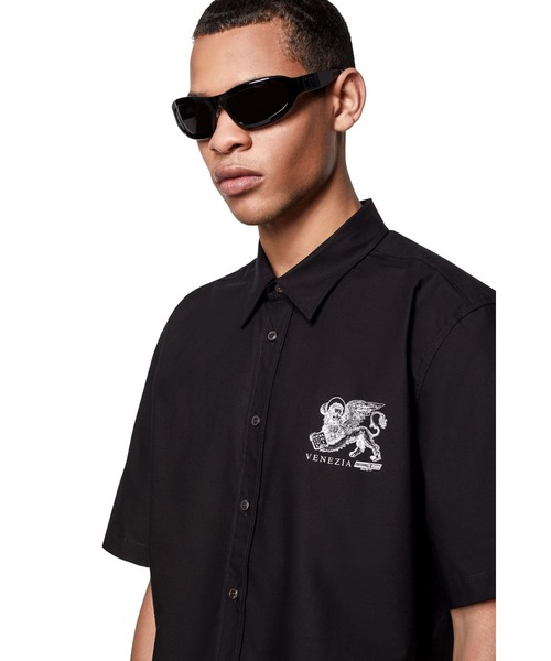 DIESEL（ディーゼル）の「メンズ シャツ 半そで プリント（シャツ/ブラウス・メンズ・ホワイト/ブラック・SMALL/MEDIUM/X-LARGE/X-SMALL/XX-LARGE/LARGE）」の4枚目の写真