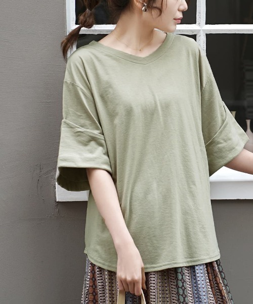 zootie(ズーティー)の「【簡単にこなれるロールアップ袖】 URBAN PLUS ロールアップスリーブ ビッグTシャツ(Tシャツ/カットソー・レディース・ライトブルー/ブラック/ネイビー/オフホワイト/ライトカーキ/イエロー系その他/ライトピンク/グレイッシュベージュ/グレイッシュブルー/チャコール/アイボリー/ラベンダー/ブラウン系その他/ダークグリーン/ライトベージュ/スモークピンク/テラコッタ・フリー)」の10枚目の写真