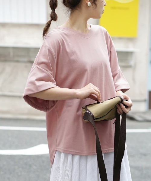 zootie(ズーティー)の「【簡単にこなれるロールアップ袖】 URBAN PLUS ロールアップスリーブ ビッグTシャツ(Tシャツ/カットソー・レディース・ライトブルー/ブラック/ネイビー/オフホワイト/ライトカーキ/イエロー系その他/ライトピンク/グレイッシュベージュ/グレイッシュブルー/チャコール/アイボリー/ラベンダー/ブラウン系その他/ダークグリーン/ライトベージュ/スモークピンク/テラコッタ・フリー)」の16枚目の写真
