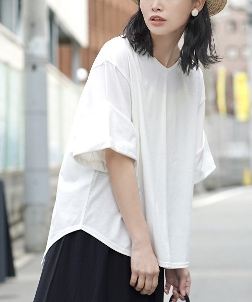 zootie(ズーティー)の「【簡単にこなれるロールアップ袖】 URBAN PLUS ロールアップスリーブ ビッグTシャツ(Tシャツ/カットソー・レディース・ライトブルー/ブラック/ネイビー/オフホワイト/ライトカーキ/イエロー系その他/ライトピンク/グレイッシュベージュ/グレイッシュブルー/チャコール/アイボリー/ラベンダー/ブラウン系その他/ダークグリーン/ライトベージュ/スモークピンク/テラコッタ・フリー)」の2枚目の写真