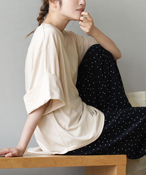 zootie(ズーティー)の「【簡単にこなれるロールアップ袖】 URBAN PLUS ロールアップスリーブ ビッグTシャツ(Tシャツ/カットソー・レディース・ライトブルー/ブラック/ネイビー/オフホワイト/ライトカーキ/イエロー系その他/ライトピンク/グレイッシュベージュ/グレイッシュブルー/チャコール/アイボリー/ラベンダー/ブラウン系その他/ダークグリーン/ライトベージュ/スモークピンク/テラコッタ・フリー)」の8枚目の写真
