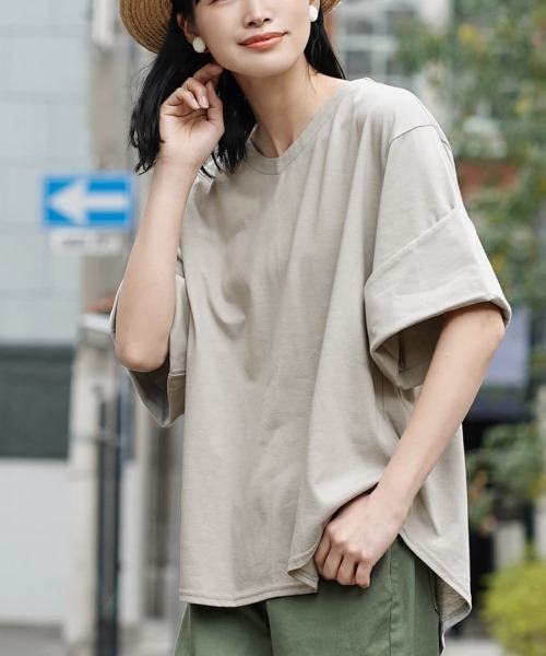 zootie(ズーティー)の「【簡単にこなれるロールアップ袖】 URBAN PLUS ロールアップスリーブ ビッグTシャツ(Tシャツ/カットソー・レディース・ライトブルー/ブラック/ネイビー/オフホワイト/ライトカーキ/イエロー系その他/ライトピンク/グレイッシュベージュ/グレイッシュブルー/チャコール/アイボリー/ラベンダー/ブラウン系その他/ダークグリーン/ライトベージュ/スモークピンク/テラコッタ・フリー)」の9枚目の写真