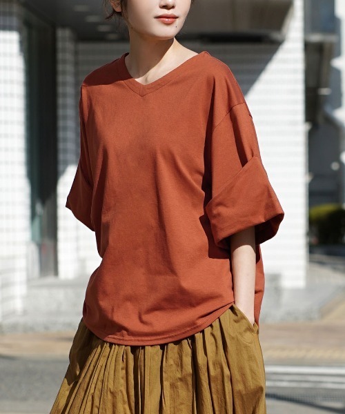 zootie(ズーティー)の「【簡単にこなれるロールアップ袖】 URBAN PLUS ロールアップスリーブ ビッグTシャツ(Tシャツ/カットソー・レディース・ライトブルー/ブラック/ネイビー/オフホワイト/ライトカーキ/イエロー系その他/ライトピンク/グレイッシュベージュ/グレイッシュブルー/チャコール/アイボリー/ラベンダー/ブラウン系その他/ダークグリーン/ライトベージュ/スモークピンク/テラコッタ・フリー)」の7枚目の写真