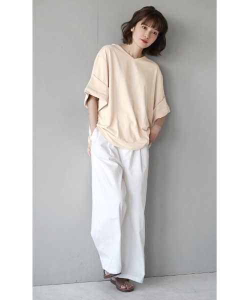 zootie(ズーティー)の「【簡単にこなれるロールアップ袖】 URBAN PLUS ロールアップスリーブ ビッグTシャツ(Tシャツ/カットソー・レディース・ライトブルー/ブラック/ネイビー/オフホワイト/ライトカーキ/イエロー系その他/ライトピンク/グレイッシュベージュ/グレイッシュブルー/チャコール/アイボリー/ラベンダー/ブラウン系その他/ダークグリーン/ライトベージュ/スモークピンク/テラコッタ・フリー)」の18枚目の写真