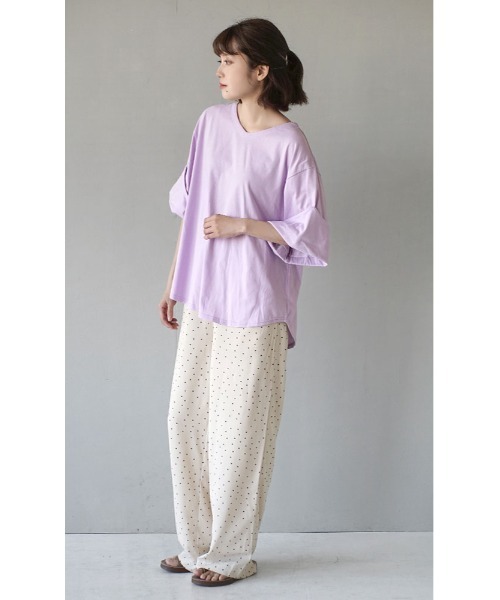 zootie(ズーティー)の「【簡単にこなれるロールアップ袖】 URBAN PLUS ロールアップスリーブ ビッグTシャツ(Tシャツ/カットソー・レディース・ライトブルー/ブラック/ネイビー/オフホワイト/ライトカーキ/イエロー系その他/ライトピンク/グレイッシュベージュ/グレイッシュブルー/チャコール/アイボリー/ラベンダー/ブラウン系その他/ダークグリーン/ライトベージュ/スモークピンク/テラコッタ・フリー)」の22枚目の写真