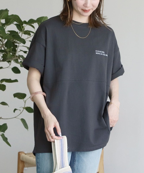 reca(レカ)の「バッグスリットロゴチュニック(Tシャツ/カットソー・レディース・チャコールグレー/オフホワイト/グリーン/グレイッシュベージュ・FREE)」の1枚目の写真