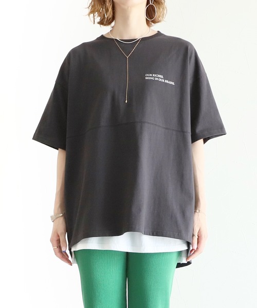 reca(レカ)の「バッグスリットロゴチュニック(Tシャツ/カットソー・レディース・チャコールグレー/オフホワイト/グリーン/グレイッシュベージュ・FREE)」の5枚目の写真