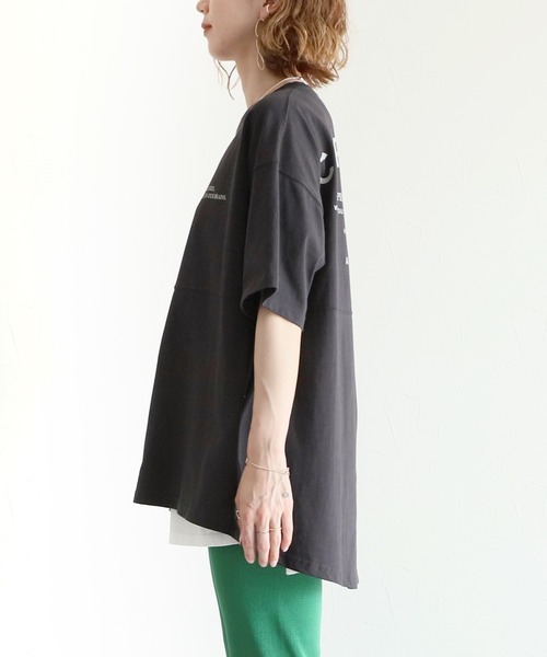 reca(レカ)の「バッグスリットロゴチュニック(Tシャツ/カットソー・レディース・チャコールグレー/オフホワイト/グリーン/グレイッシュベージュ・FREE)」の6枚目の写真