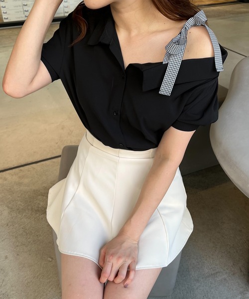 TITTY&CO.（ティティーアンドコー）の「【TITTY&CO.】ワンショルダーブラウス（シャツ/ブラウス・レディース・アイボリー/ブラック・FREE）」の2枚目の写真