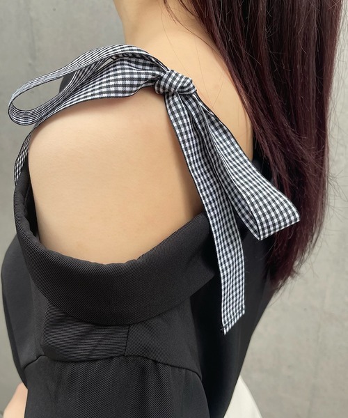 TITTY&CO.（ティティーアンドコー）の「【TITTY&CO.】ワンショルダーブラウス（シャツ/ブラウス・レディース・アイボリー/ブラック・FREE）」の4枚目の写真