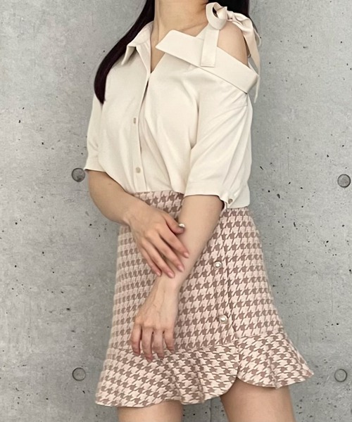 TITTY&CO.（ティティーアンドコー）の「【TITTY&CO.】ワンショルダーブラウス（シャツ/ブラウス・レディース・アイボリー/ブラック・FREE）」の11枚目の写真