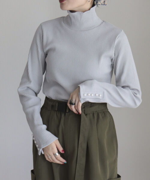 fredy emue(フレディエミュ)の「パールボタン リブタートル(Tシャツ/カットソー・レディース・オフホワイト/ブラック/ブルー/ライトグレー・38)」の1枚目の写真