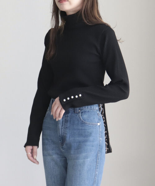 fredy emue(フレディエミュ)の「パールボタン リブタートル(Tシャツ/カットソー・レディース・オフホワイト/ブラック/ブルー/ライトグレー・38)」の3枚目の写真