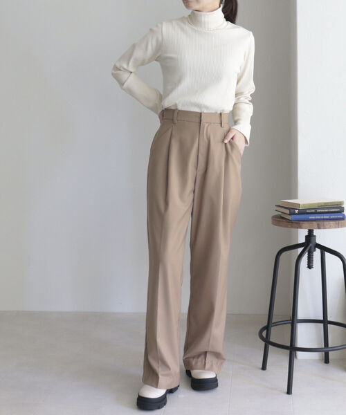 fredy emue(フレディエミュ)の「パールボタン リブタートル(Tシャツ/カットソー・レディース・オフホワイト/ブラック/ブルー/ライトグレー・38)」の5枚目の写真