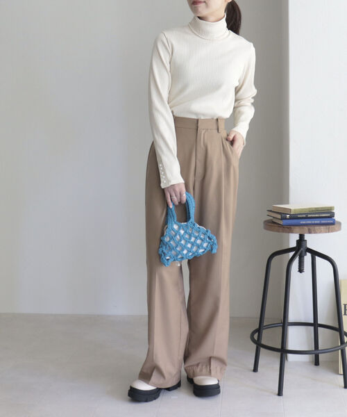 fredy emue(フレディエミュ)の「パールボタン リブタートル(Tシャツ/カットソー・レディース・オフホワイト/ブラック/ブルー/ライトグレー・38)」の6枚目の写真