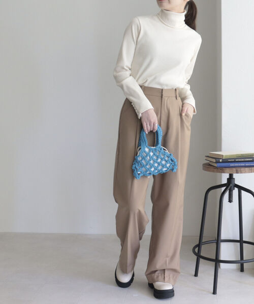 fredy emue(フレディエミュ)の「パールボタン リブタートル(Tシャツ/カットソー・レディース・オフホワイト/ブラック/ブルー/ライトグレー・38)」の7枚目の写真