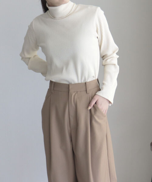 fredy emue(フレディエミュ)の「パールボタン リブタートル(Tシャツ/カットソー・レディース・オフホワイト/ブラック/ブルー/ライトグレー・38)」の8枚目の写真