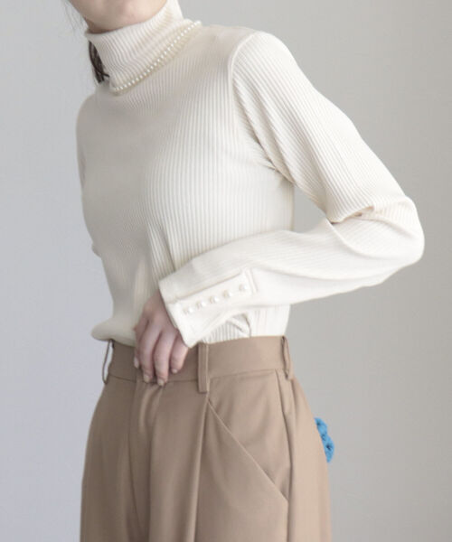 fredy emue(フレディエミュ)の「パールボタン リブタートル(Tシャツ/カットソー・レディース・オフホワイト/ブラック/ブルー/ライトグレー・38)」の9枚目の写真