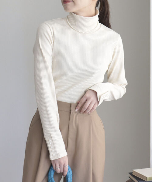 fredy emue(フレディエミュ)の「パールボタン リブタートル(Tシャツ/カットソー・レディース・オフホワイト/ブラック/ブルー/ライトグレー・38)」の10枚目の写真