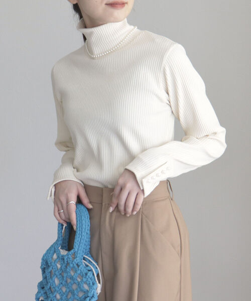 fredy emue(フレディエミュ)の「パールボタン リブタートル(Tシャツ/カットソー・レディース・オフホワイト/ブラック/ブルー/ライトグレー・38)」の11枚目の写真